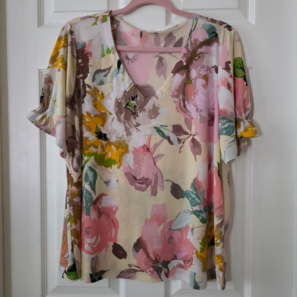 Sew in Love Short Sleeve V-Neck Multicolor Floral Blouse Size Large